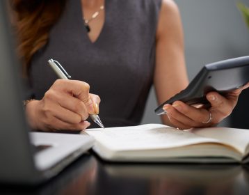 mulher-negocios-contabilidade-calculadora-caneta-financas