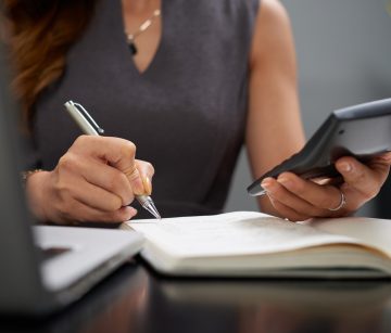 mulher-negocios-contabilidade-calculadora-caneta-financas